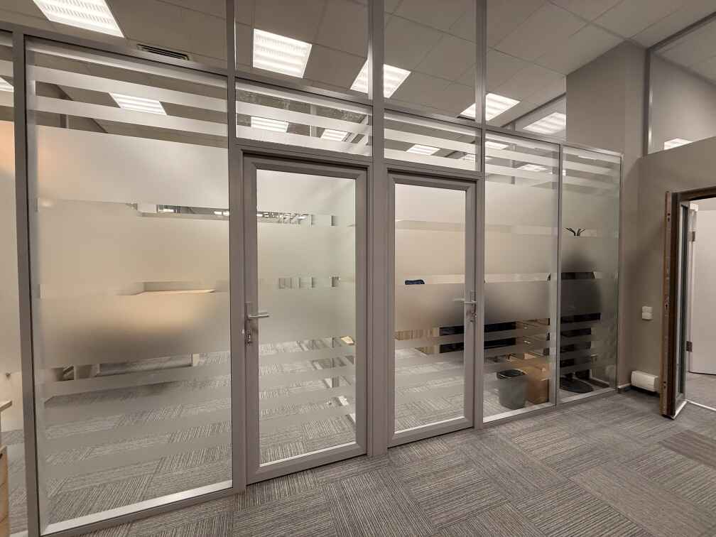 Каркасные стеклянные перегородки для офиса