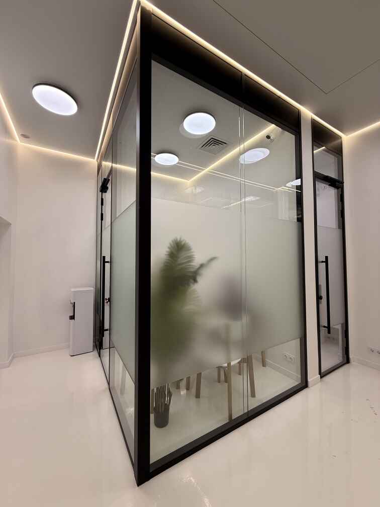 Каркасные стеклянные перегородки