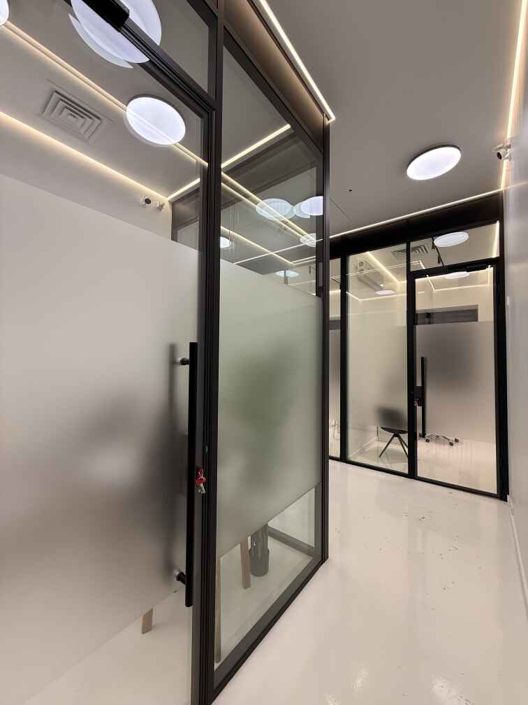 Каркасные перегородки и распашные двери