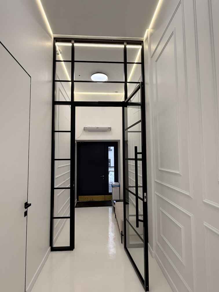 Каркасные стеклянные перегородки и распашные двери