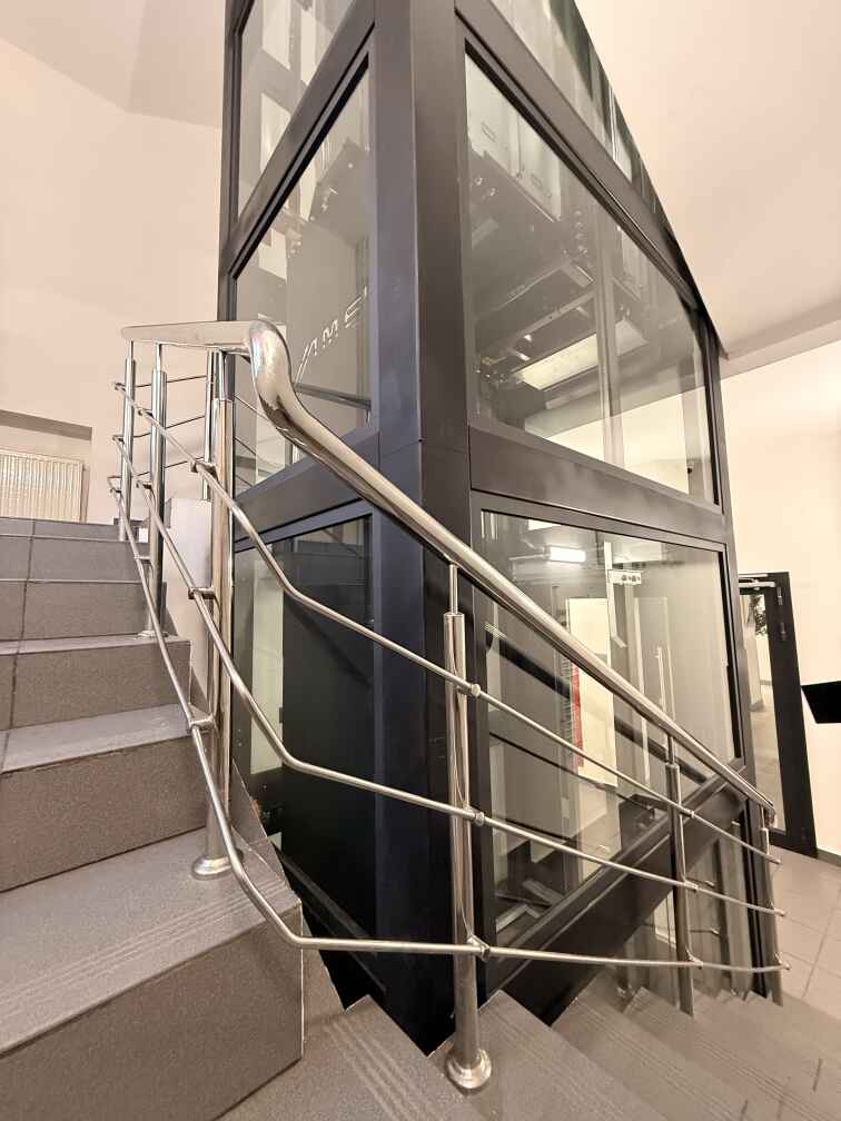 Стеклянное ограждение шахты лифта и поручни из нержавейки