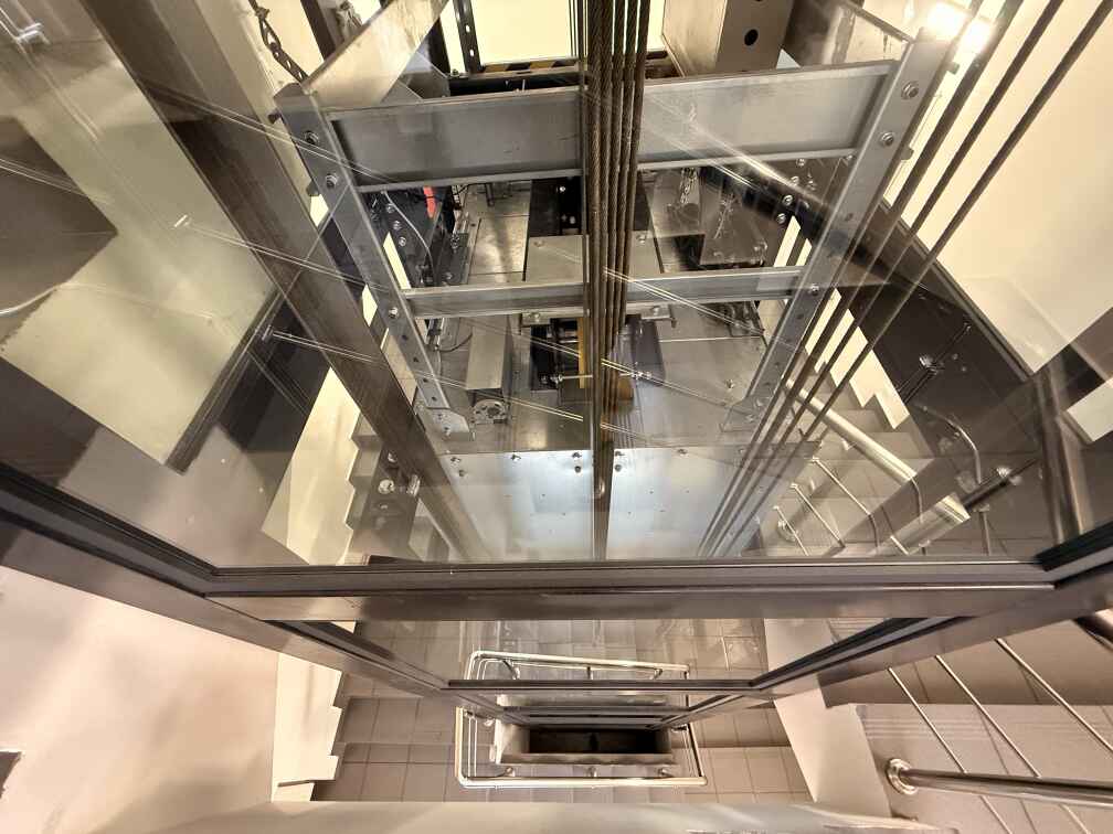 Стеклянное ограждение шахты лифта в медцентре