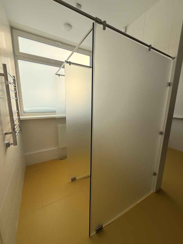 монтаж душевых перегородок