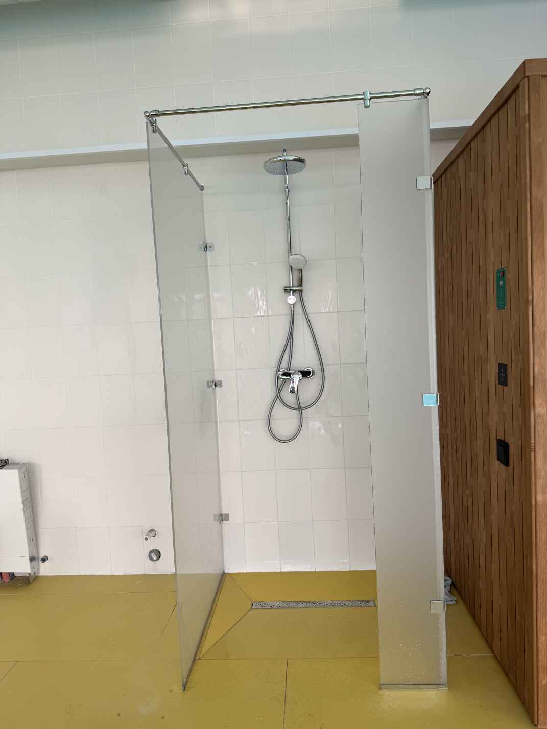 Стеклянная душевая перегородка