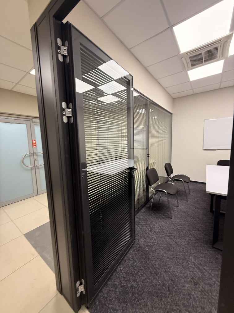 Каркасные стеклянные распашные двери с жалюзи