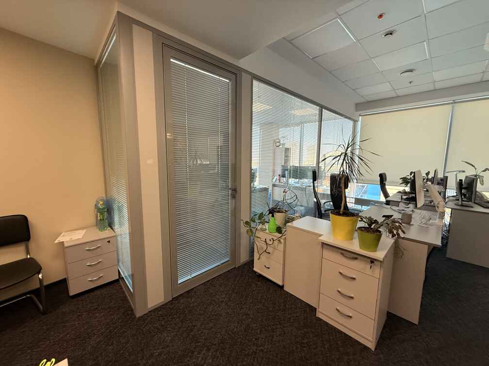 Каркасные стеклянные перегородки со встроенными жалюзи