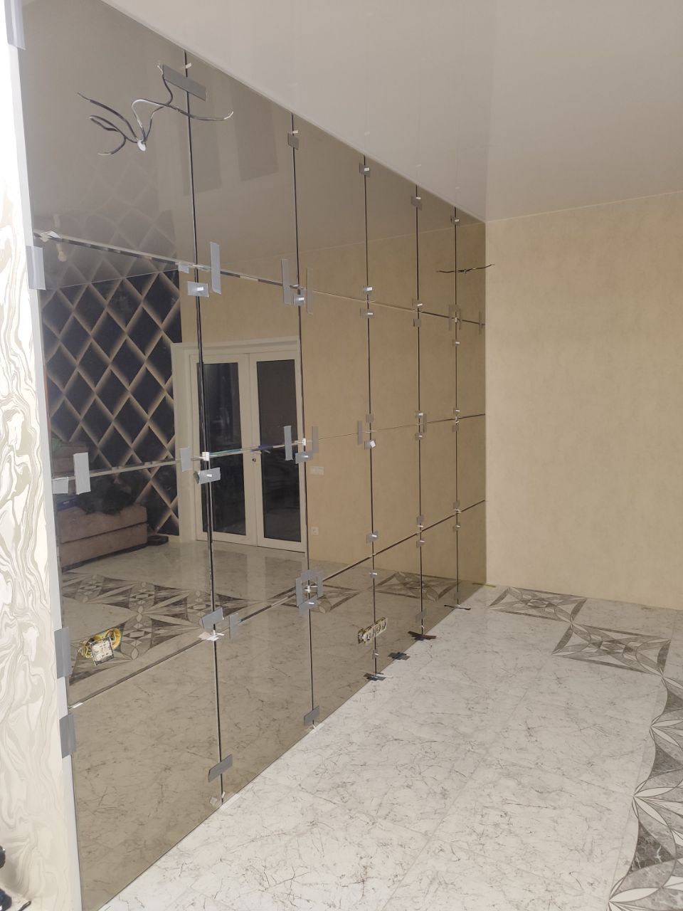 Монтаж зеркального панно