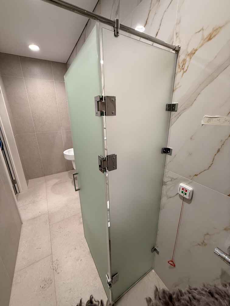 Стеклянные ограждения и маятниковые двери  для душевых и санузлов