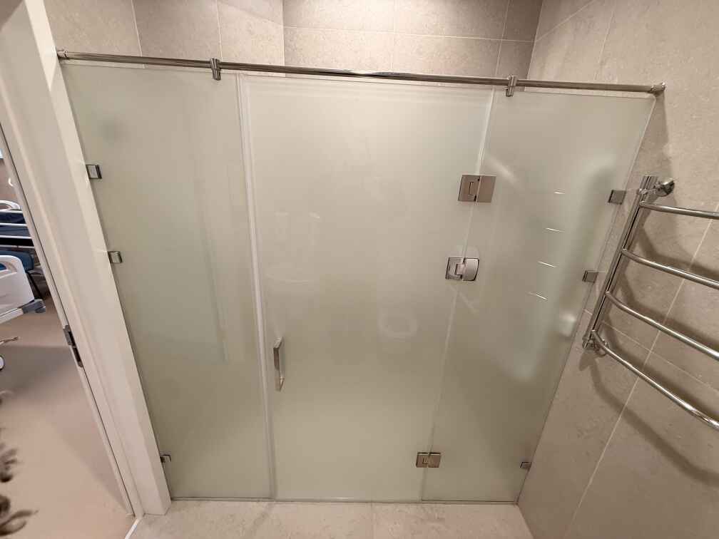 Стеклянные перегородки и маятниковые двери  для  санузлов в больницах