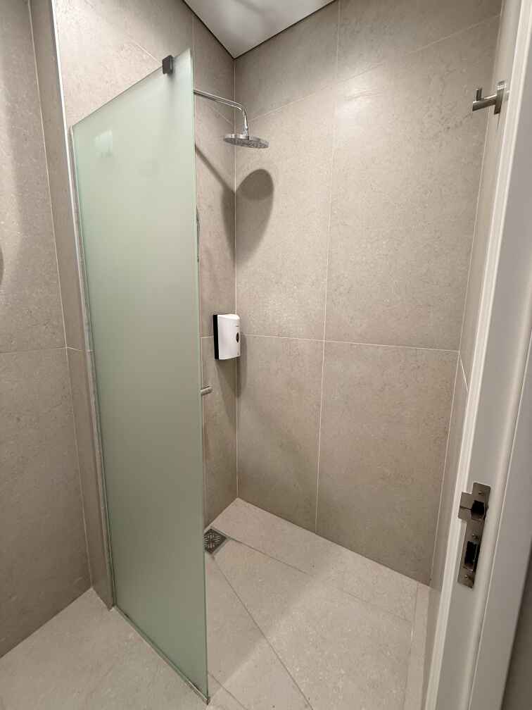 Стеклянные ограждения и двери  для душевых