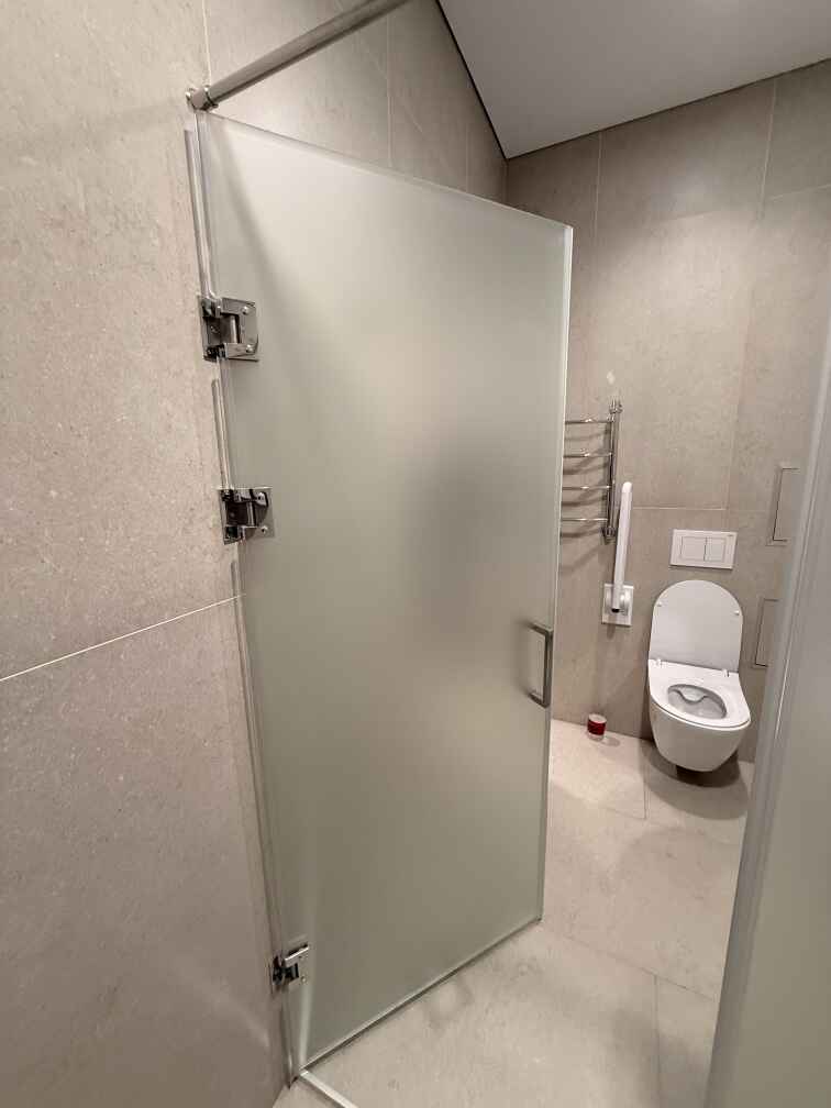 Стеклянные маятниковые двери санузлов