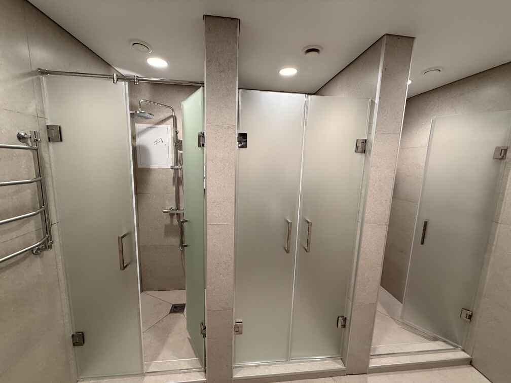 Стеклянные маятниковые двери  для душевых