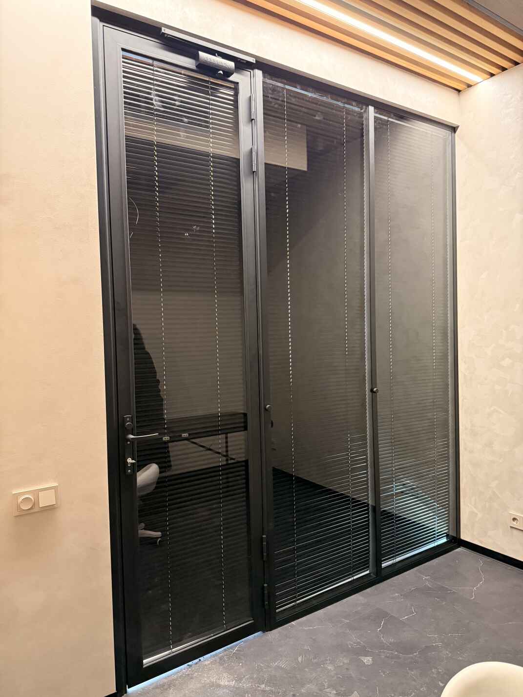 Каркасные стеклянные перегородки с межрамными жалюзи