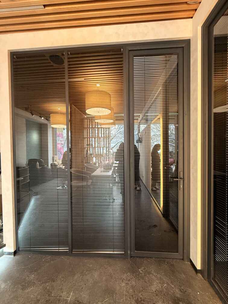 Стеклянные перегородки с межрамными жалюзи