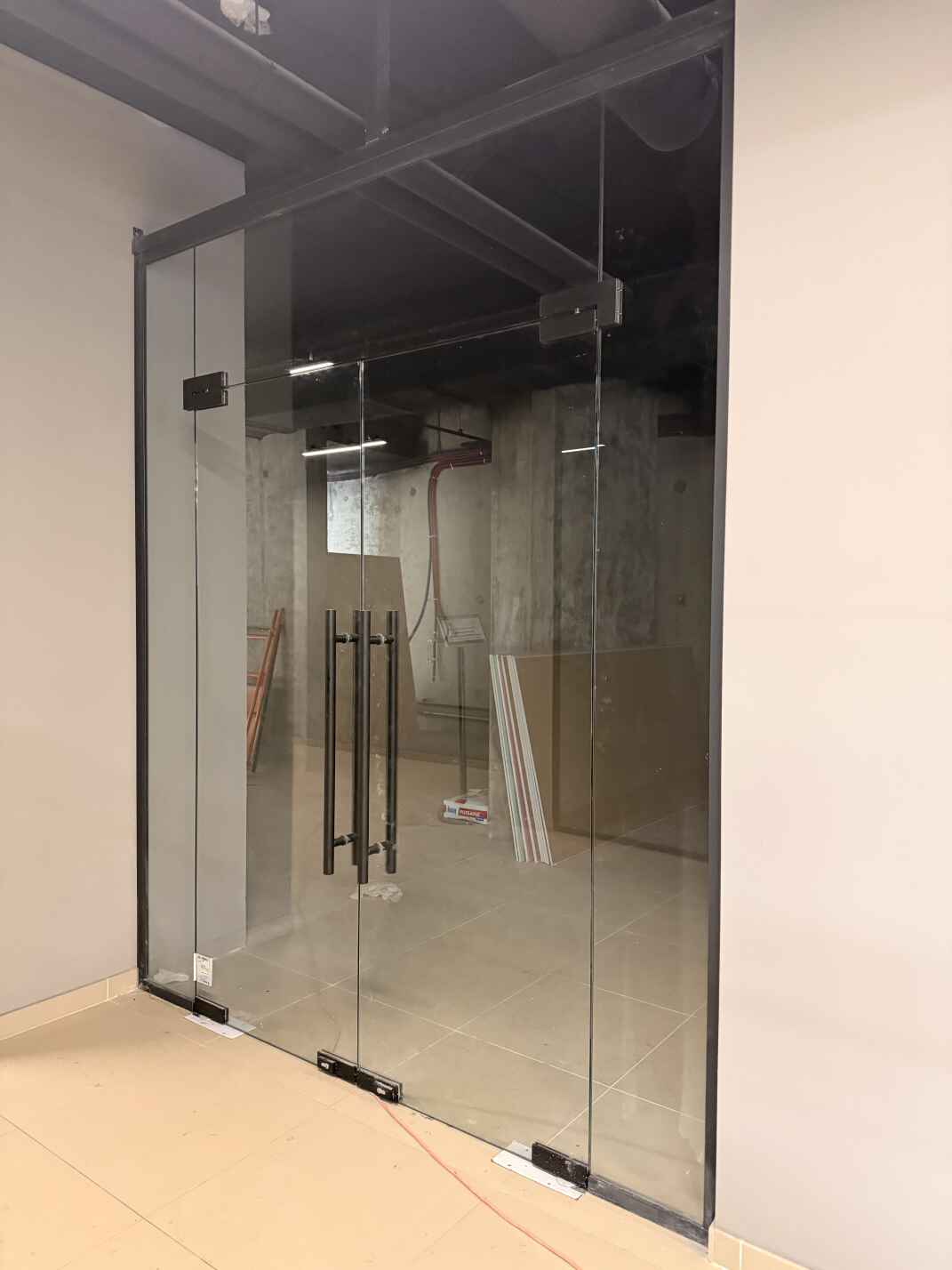 Цельностеклянные перегородки и двери