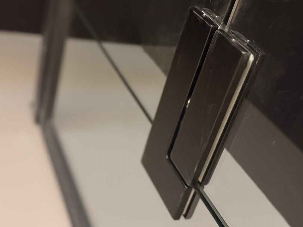 Петля цельностеклянной двери