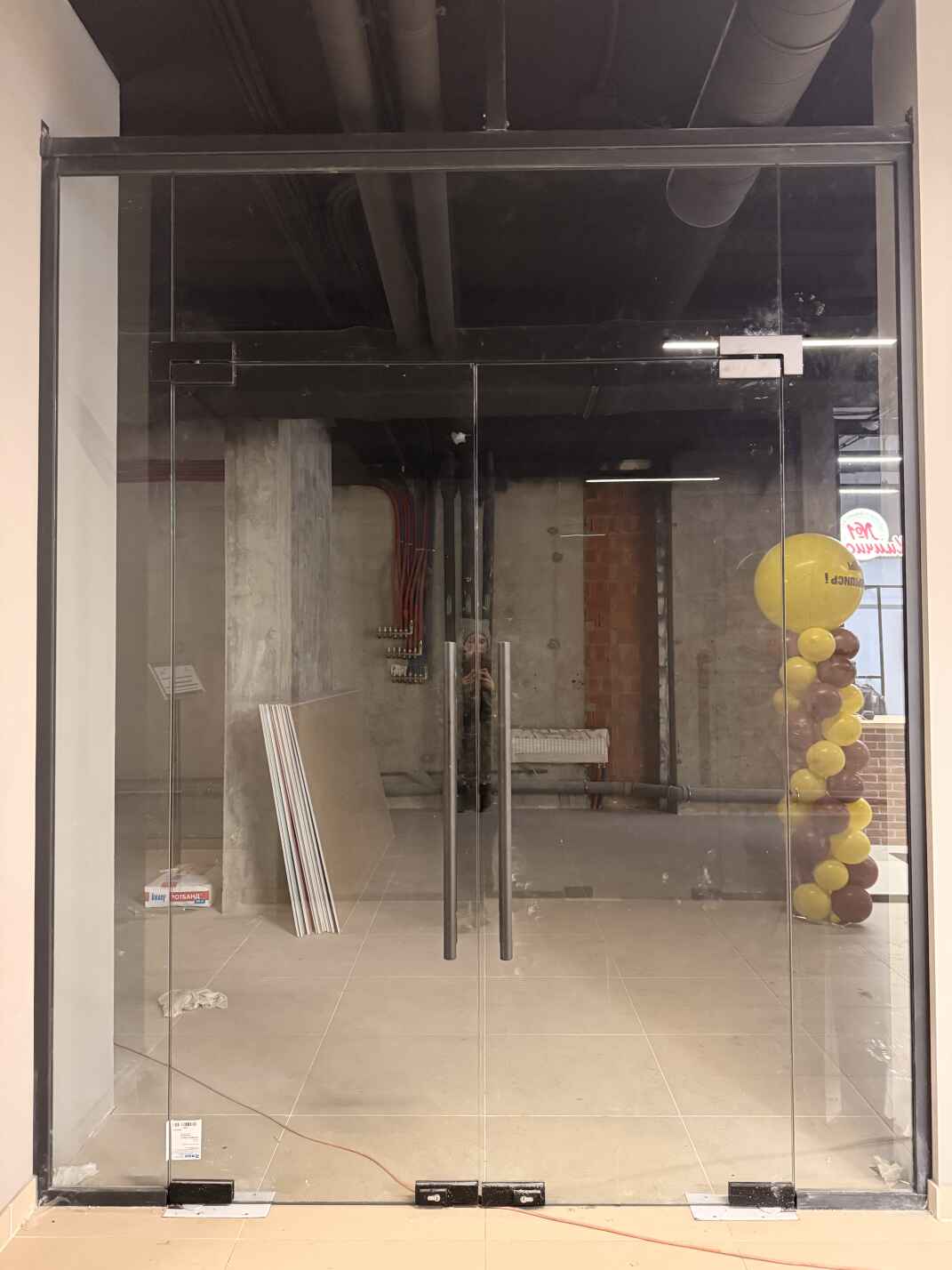 Цельностеклянные перегородки для ТЦ