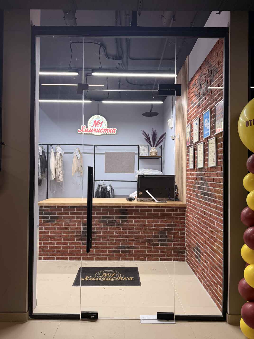 Маятниковые двери а ТЦ