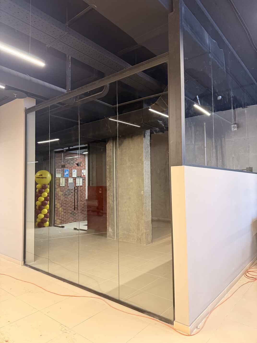 Цельностеклянные перегородки и маятниковые двери