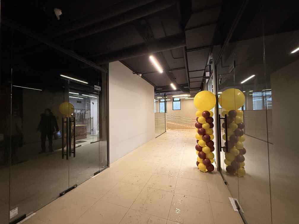 Цельностеклянные перегородки и двери для ТЦ