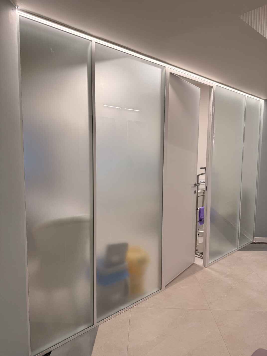 Стеклянные матовые перегородки двери в медцентре