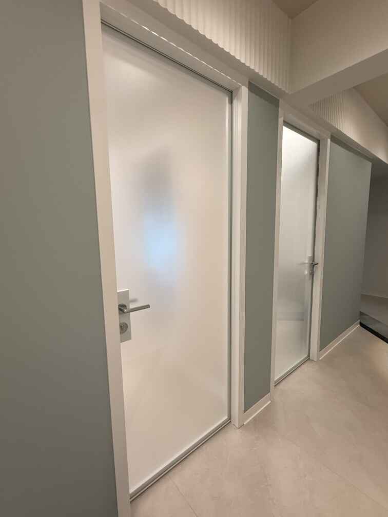 Стеклянные  двери в медицинском центре