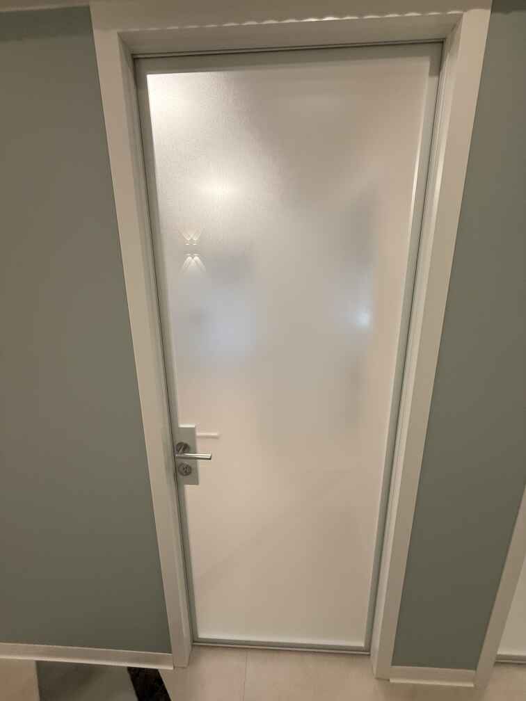 Стеклянная дверь в медицинском центре