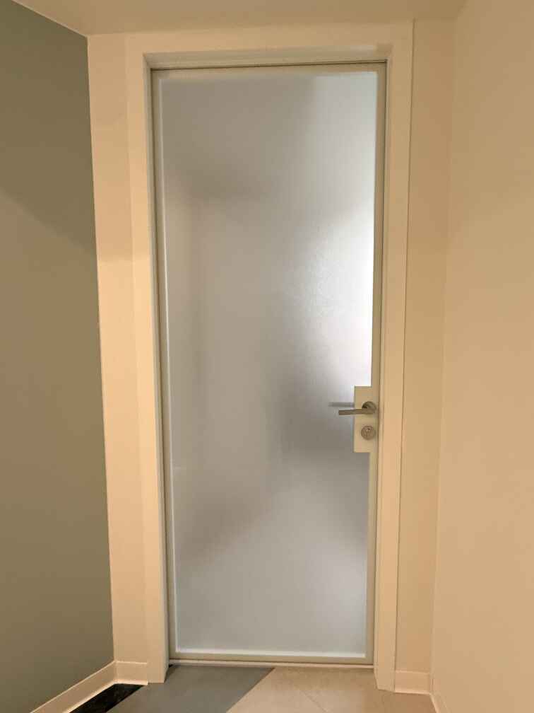 Стеклянные  двери