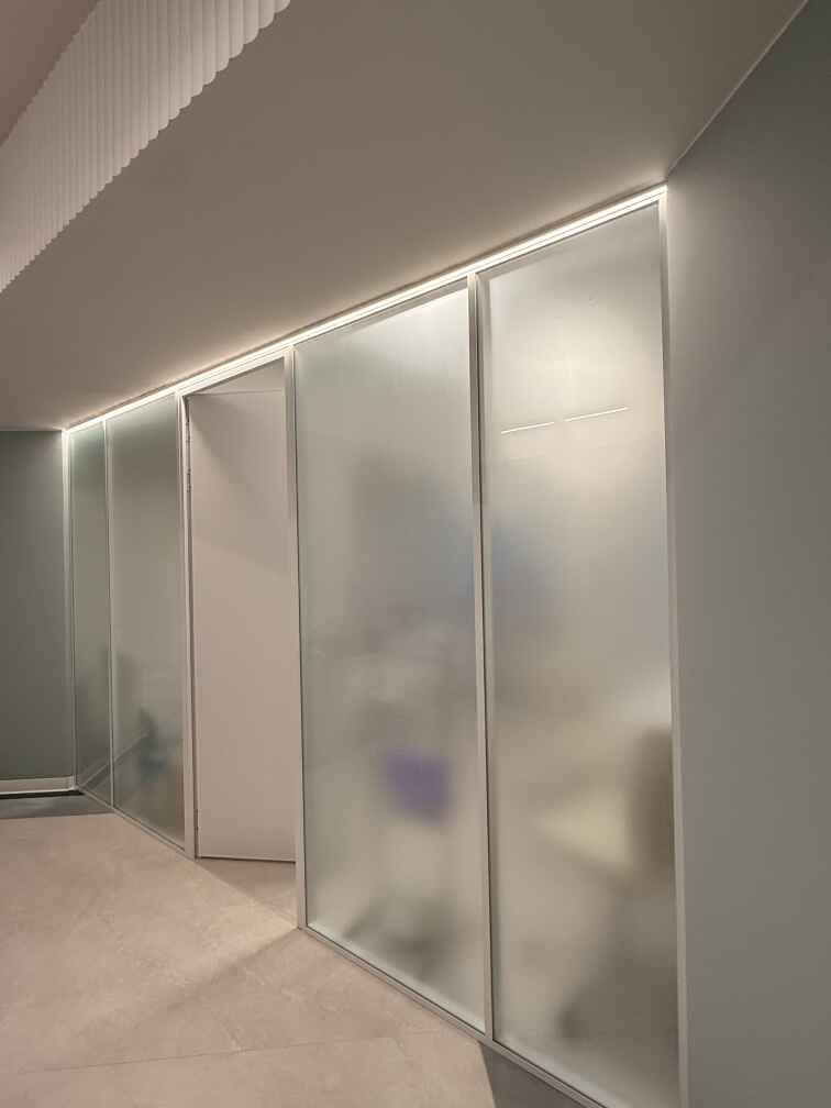 Стеклянные перегородки и двери в медицинском центре