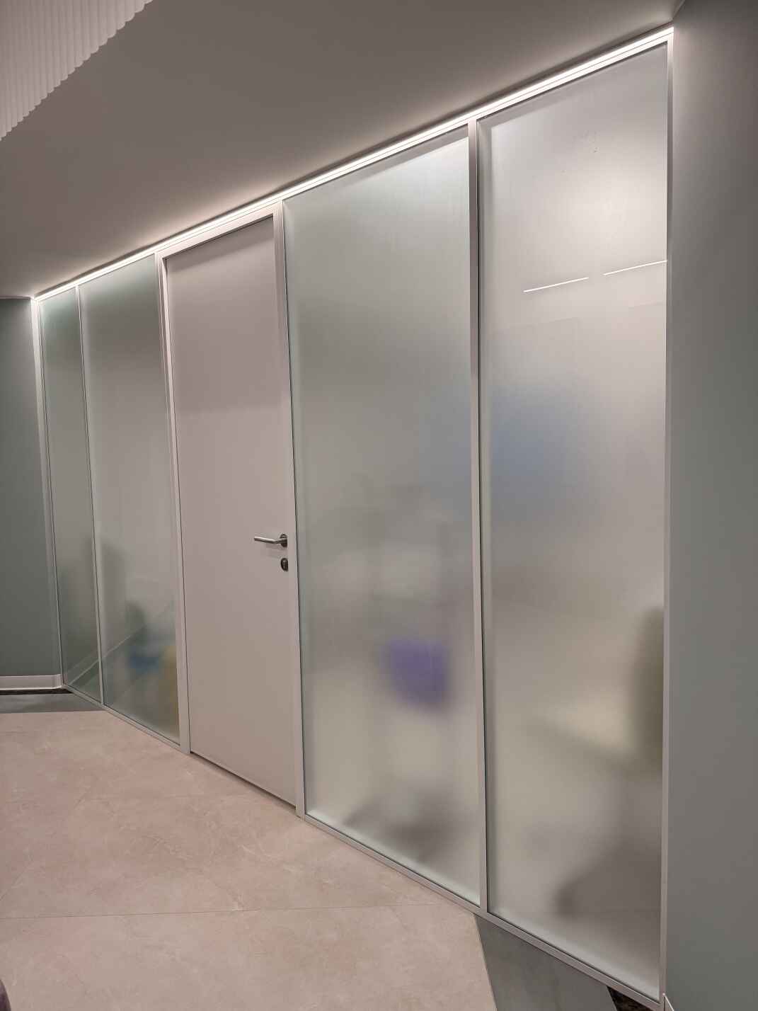 Стеклянные матовые перегородки и двери в медцентре