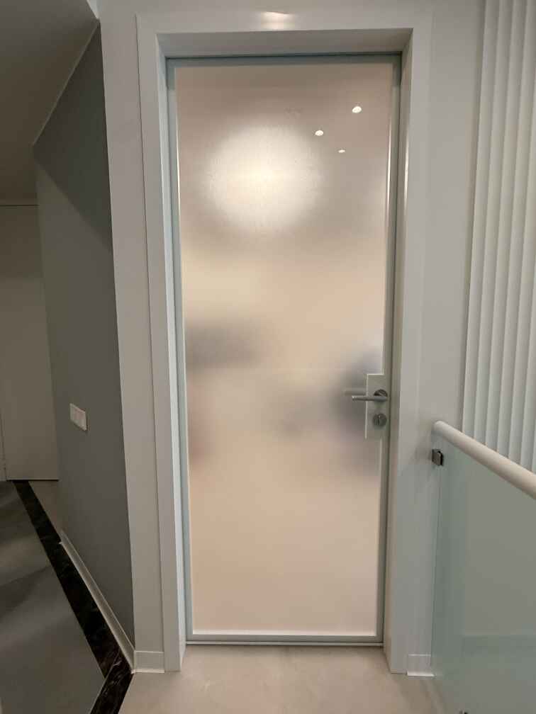 Стеклянные  двери в медцентре