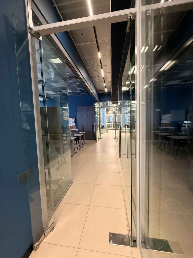 Цельностеклянные распашные двери в офисе