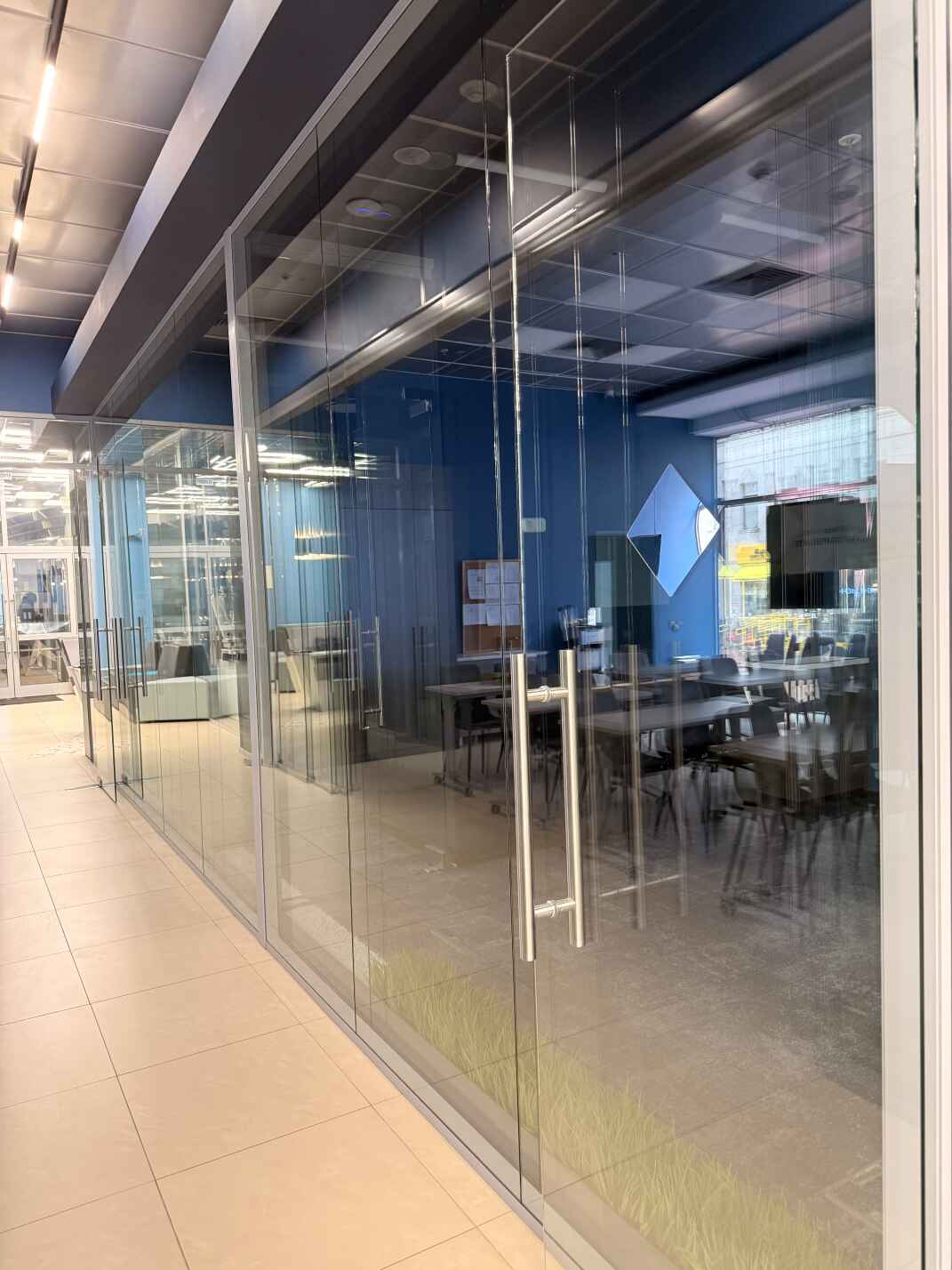 Цельностеклянные раздвижные двери в лабораторном комплексе