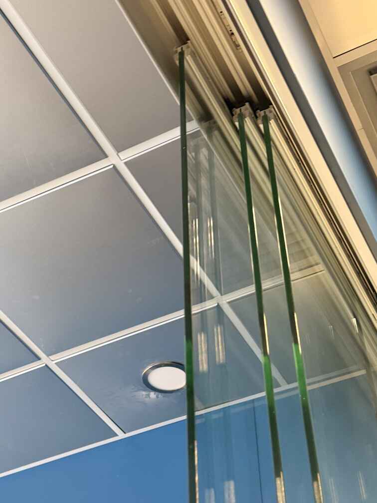 Цельностеклянные раздвижные двери в офисе