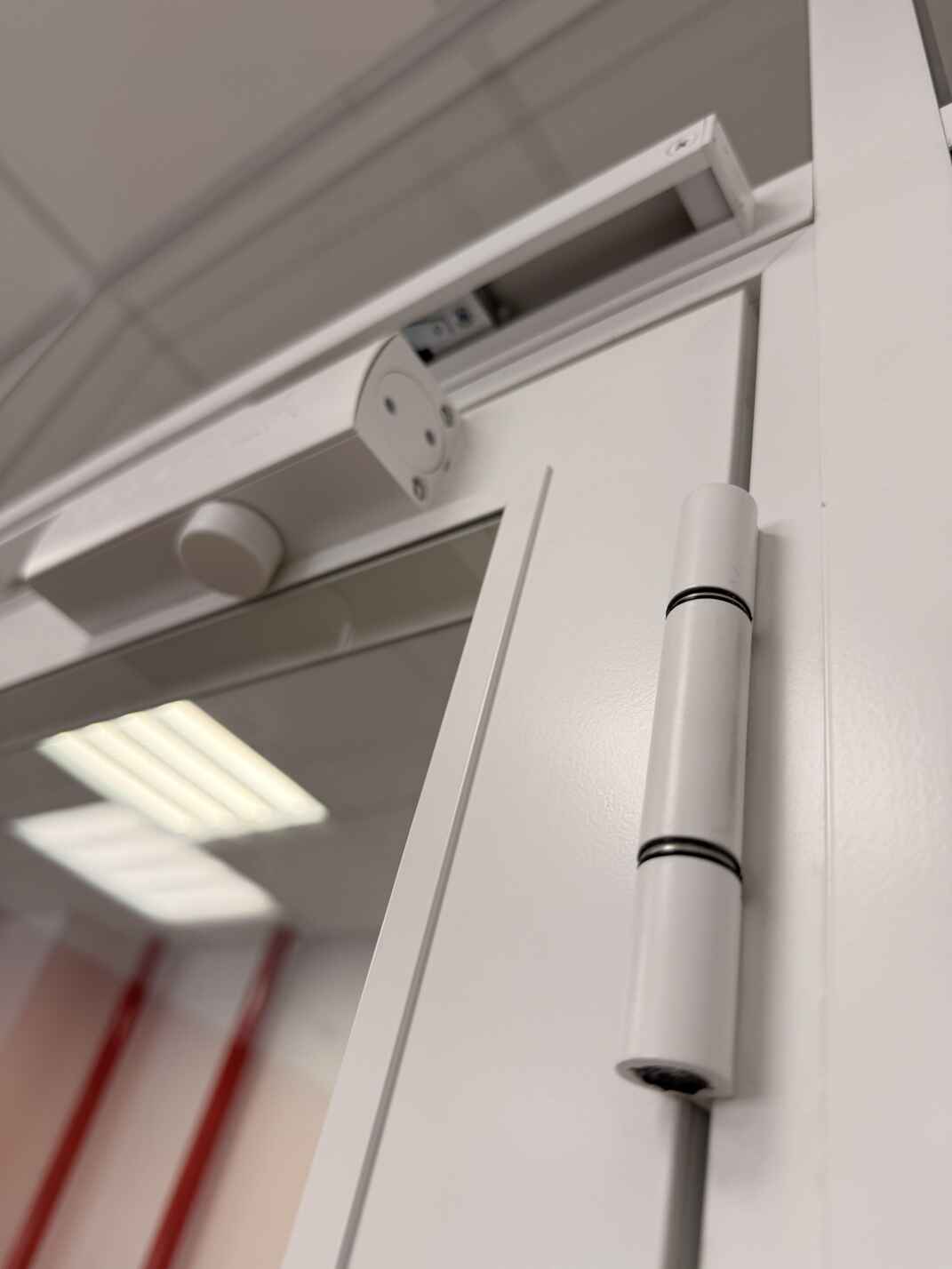 Доводчик каркасной двери