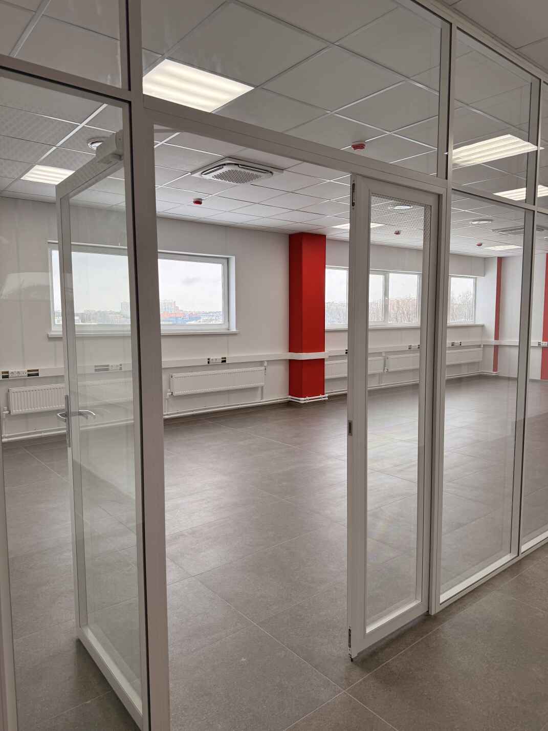 Дверь с доводчиком