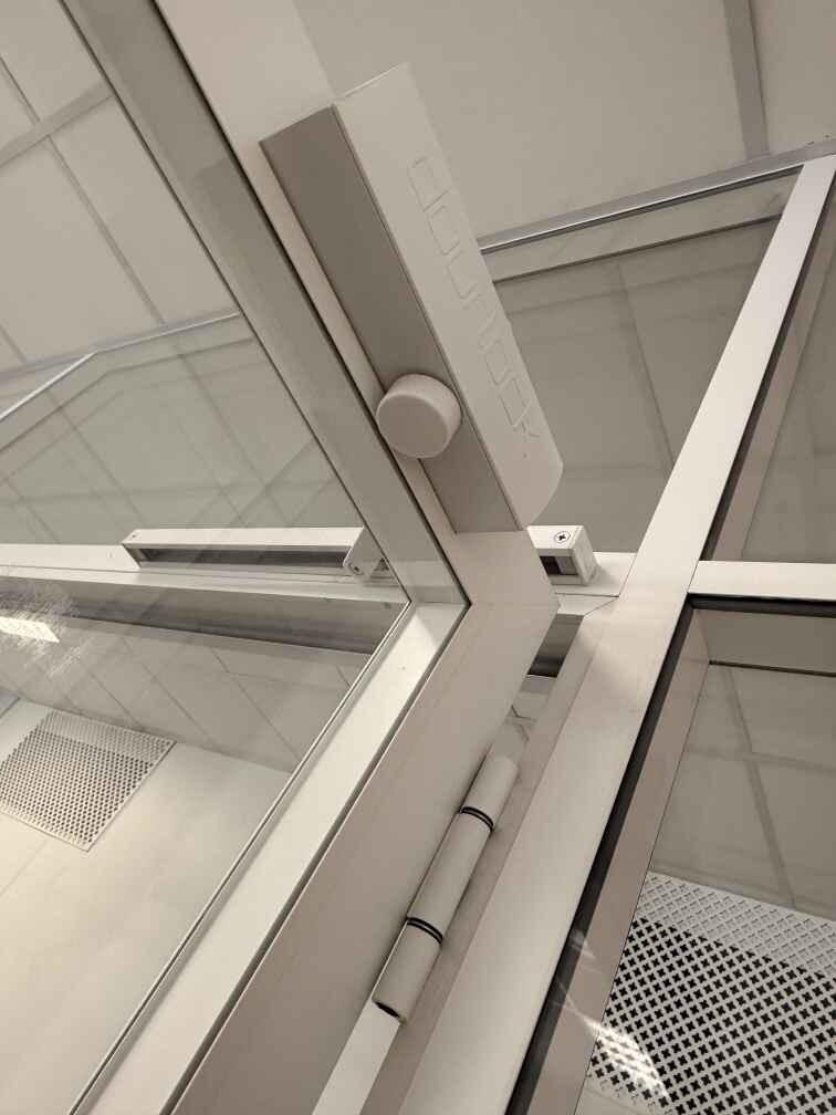 Доводчик каркасной двери