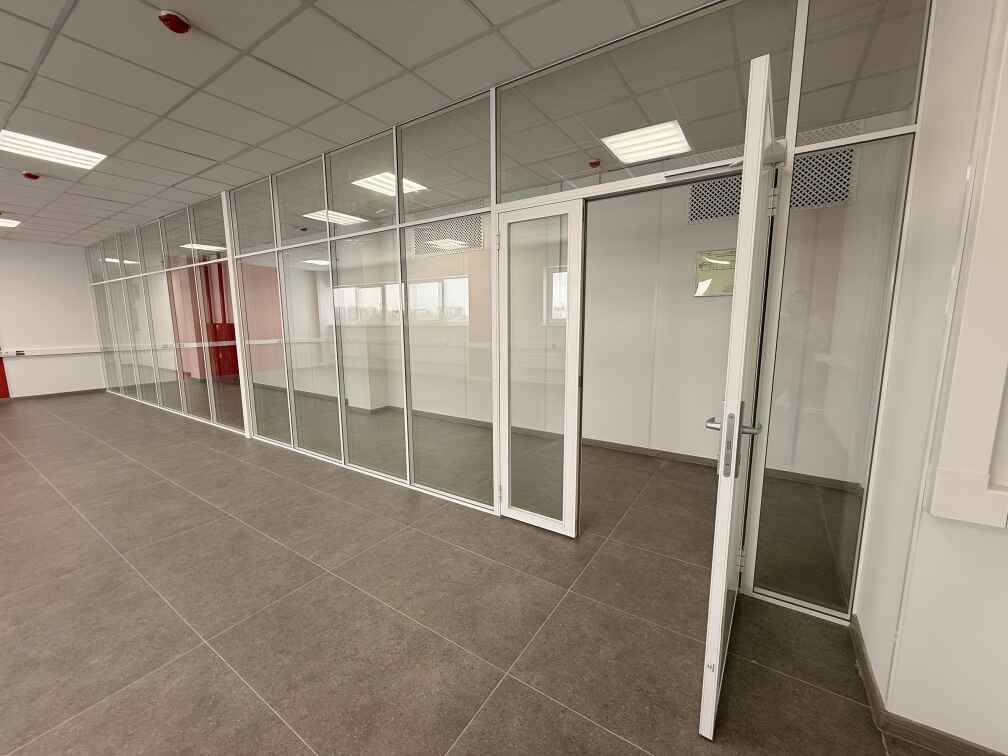 Каркасные перегородки и двери в офисе