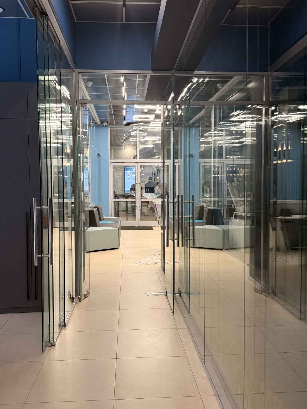 Цельностеклянные  раздвижные двери в офисно-лабораторном комплексе