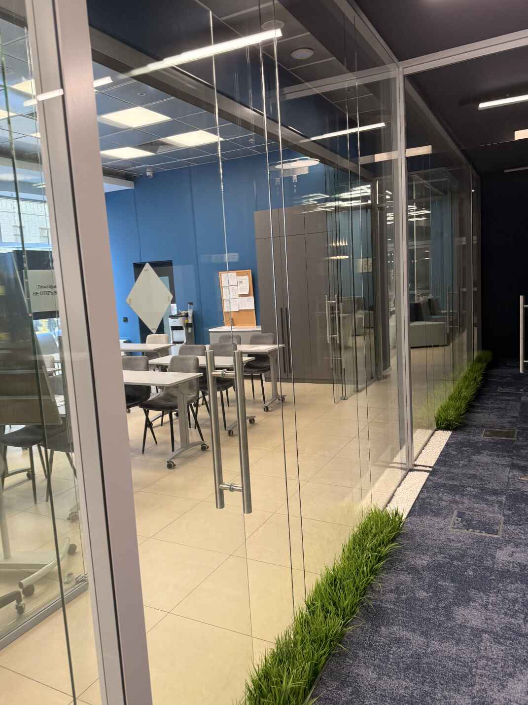 Цельностеклянные перегородки и раздвижные двери в офисно-лабораторном комплексе