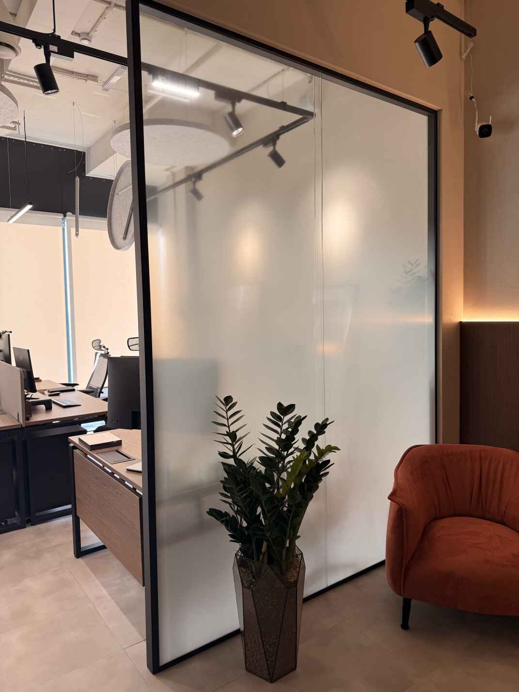 Каркасная матовая перегородка из алюминиевого профиля