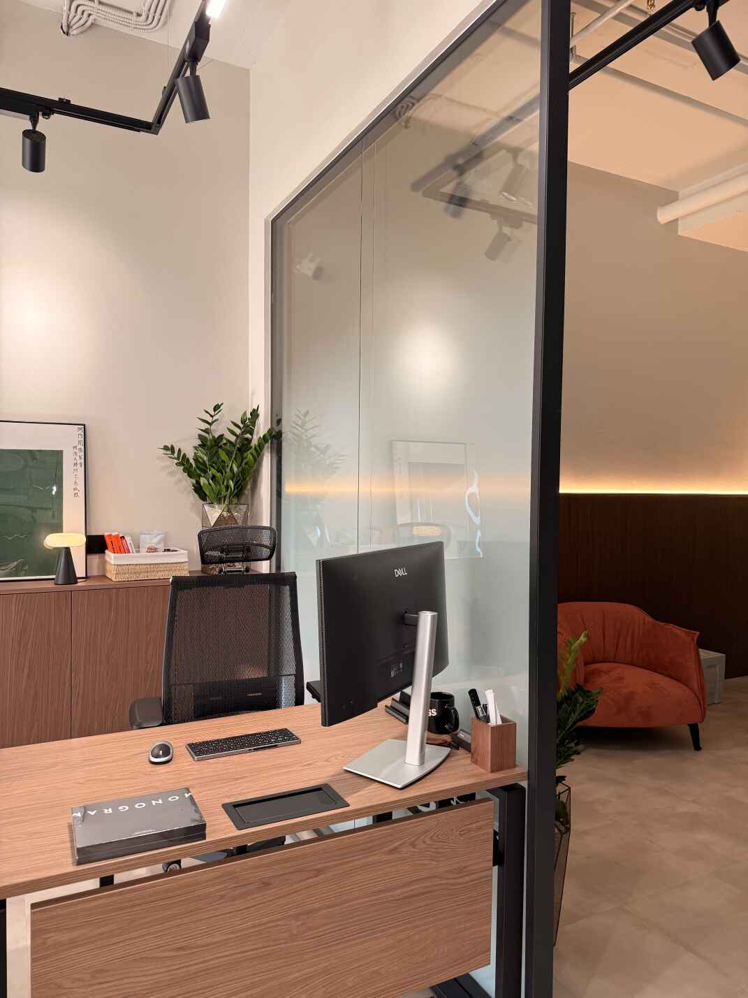 Каркасная стеклянная матовая перегородка из алюминиевого профиля