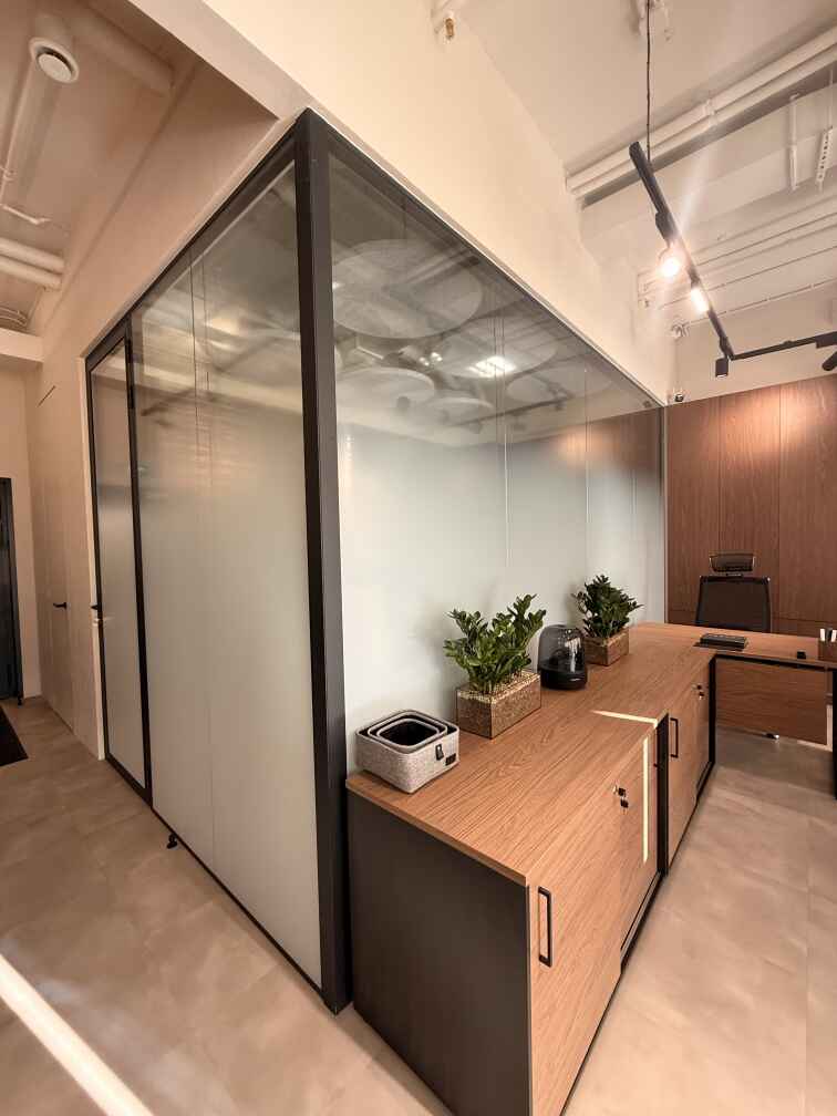 Каркасная стеклянная перегородка из алюминиевого профиля