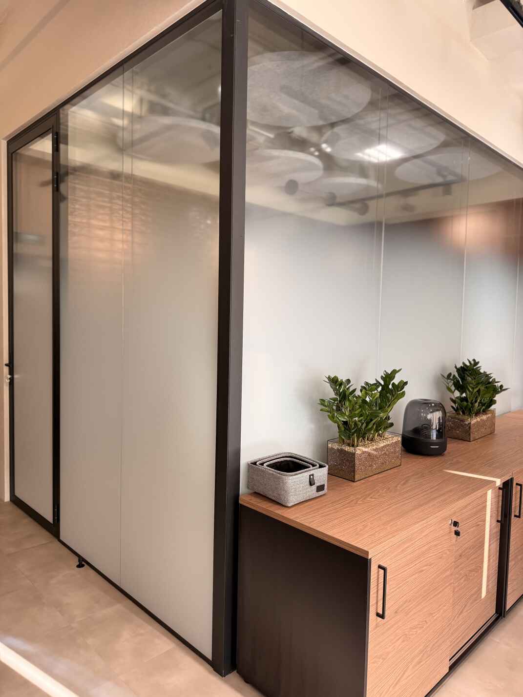 Стеклянная матовая перегородка из алюминиевого профиля