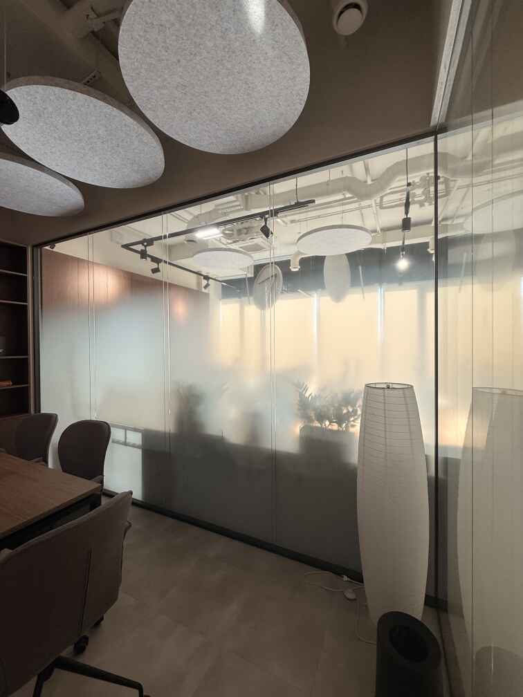 Каркасная перегородка из алюминиевого профиля