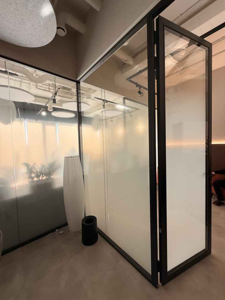 Каркасная матовая перегородка и дверь из алюминиевого профиля