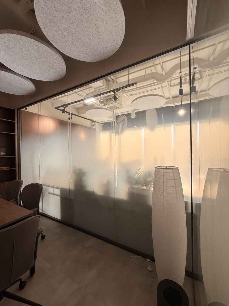 Стеклянная перегородка из алюминиевого профиля