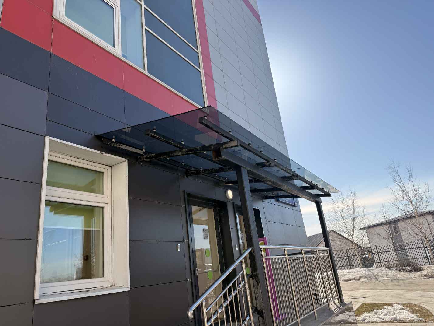 Козырёк из стекла и металла