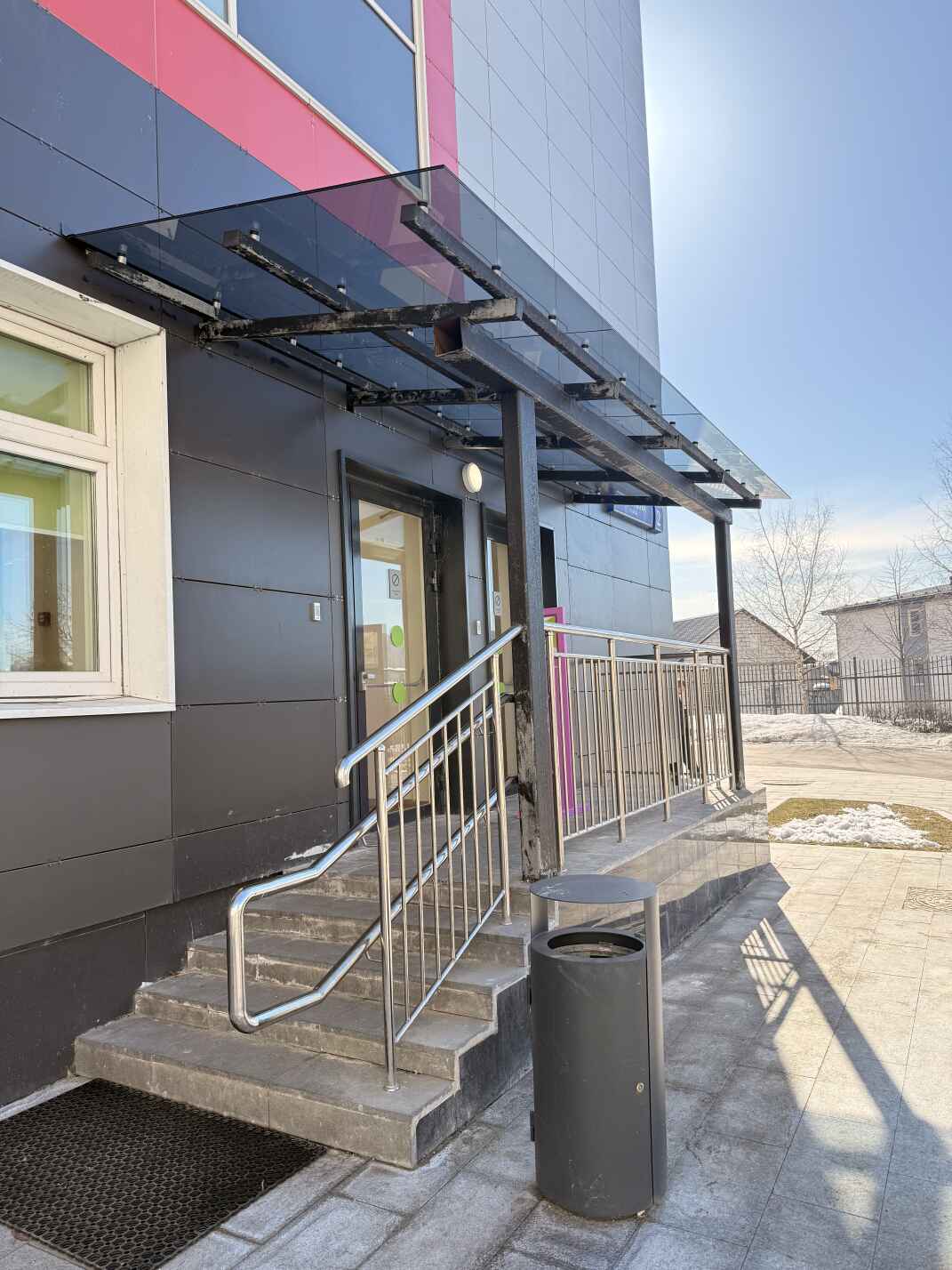 Козырёк из стекла и металла для поликлиники