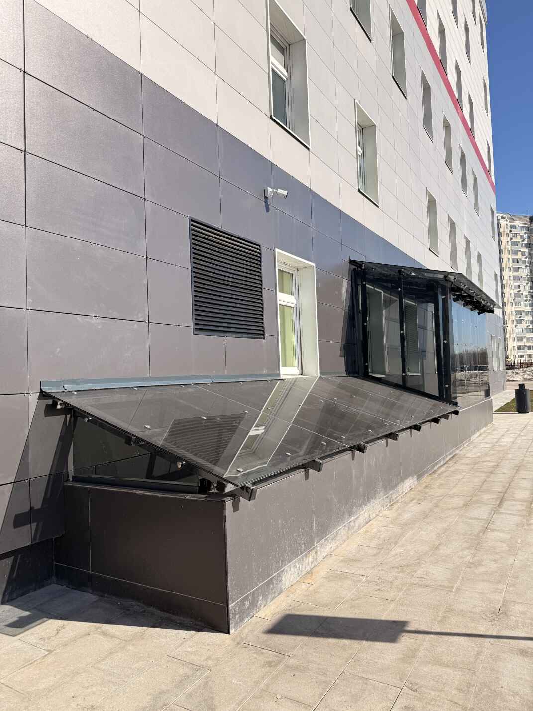 Козырёк из стекла и металла для больницы